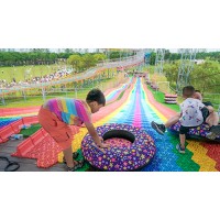 孩子们排队玩的项目彩虹滑道